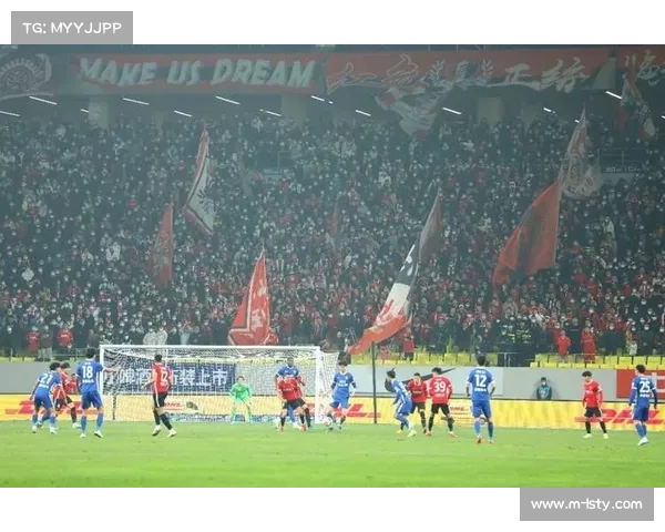 凤凰山体育公园点燃成都蓉城主场激情 气氛热烈助力球队前行 凤凰山体育公园点燃成都蓉城主场激情 气氛热烈助力球队前行